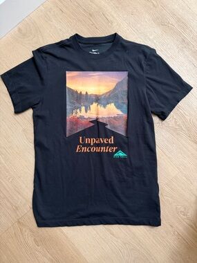 Nike Trail Men's Black Short-Sleeve Tee with Sunset Scenic Graphic